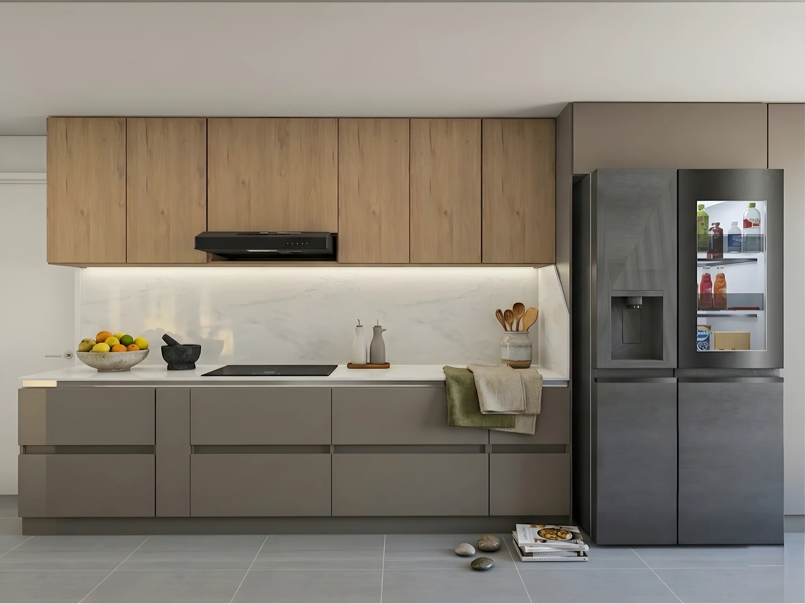 Render 3D de cocina lineal con alacenas en roble, muebles bajos en gris, salpicadero en piedra clara y nevera negra de puertas francesas
